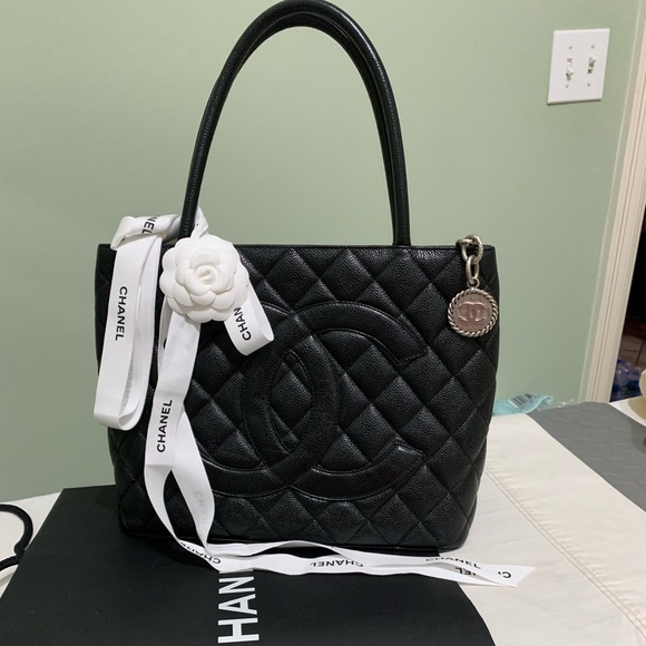 Chanel Caviar Medallion tote. Excellent condition, no rip, tear, well kept. - Picture 1 of 12